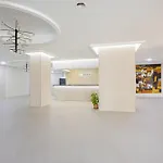 7 Min From The Airport דירה